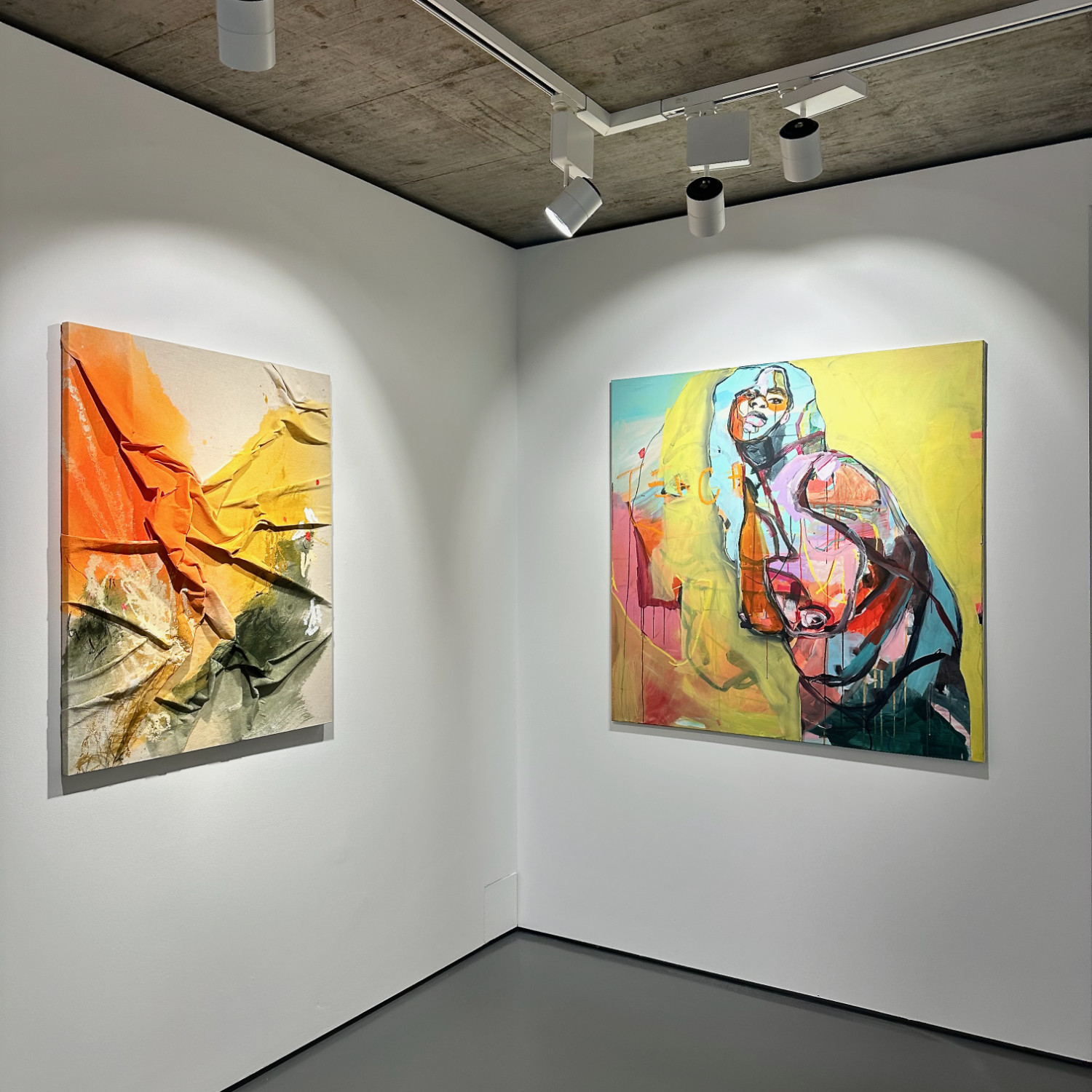 Installationsansicht der Ausstellung WeBling mit zeitgenössischer Kunst von Wendoly Monteiro da Costa und einem großformatigen Gemälde von Joséphine Sagna.