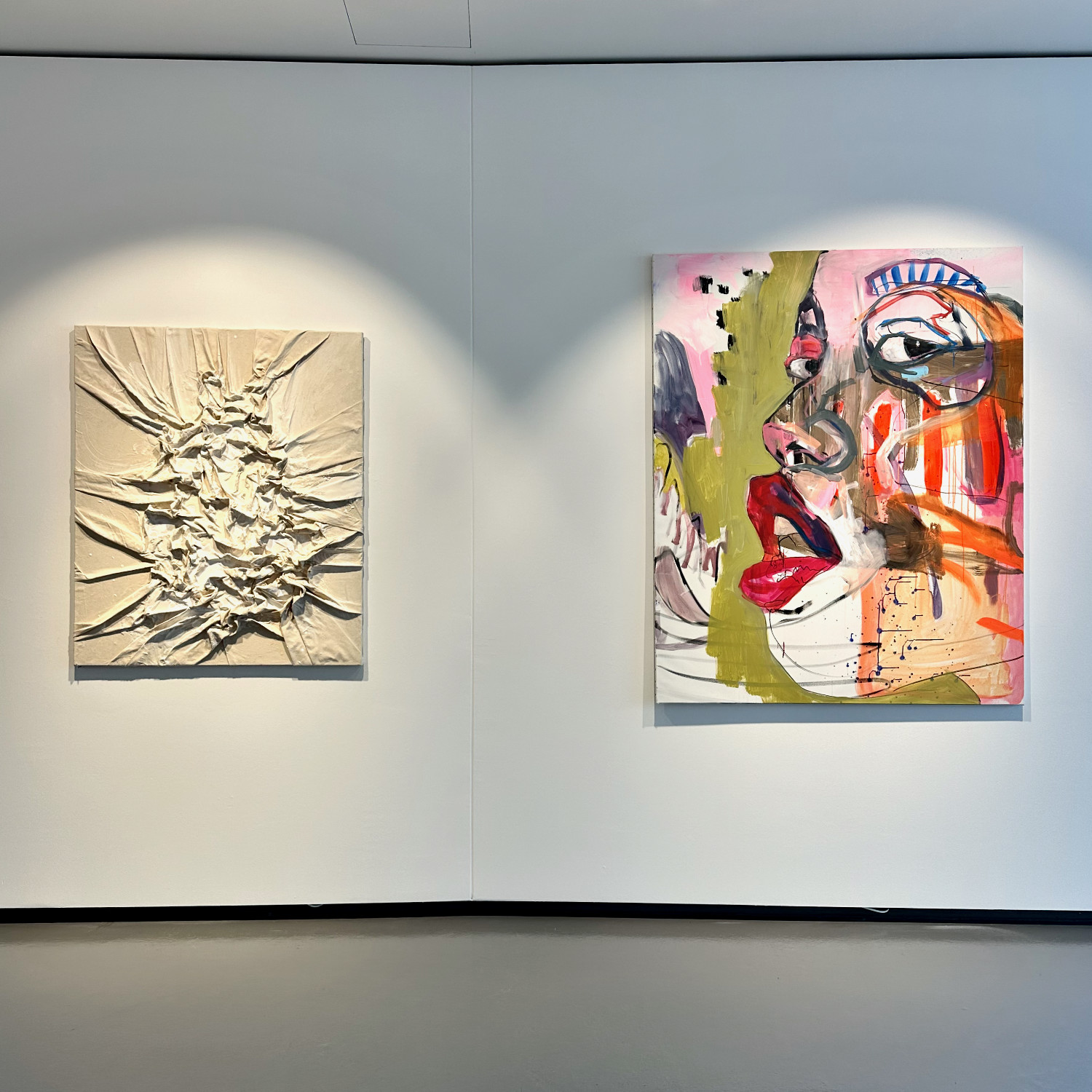 Installationsansicht der Ausstellung WeBling (2024) mit Werken von Wendoly Monteiro da Costa und Joséphine Sagna in den BEGE Galerien Ulm.