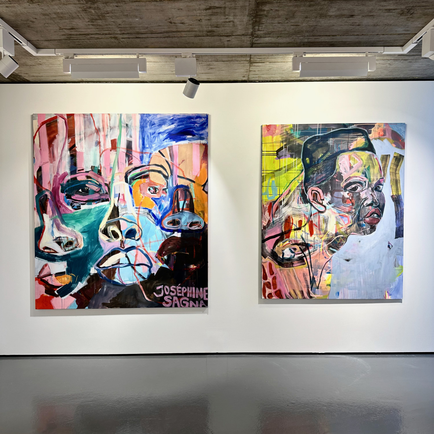 Zwei großformatige figurative Gemälde von Joséphine Sagna in der Ausstellung WeBling (2024) in den BEGE Galerien Ulm.