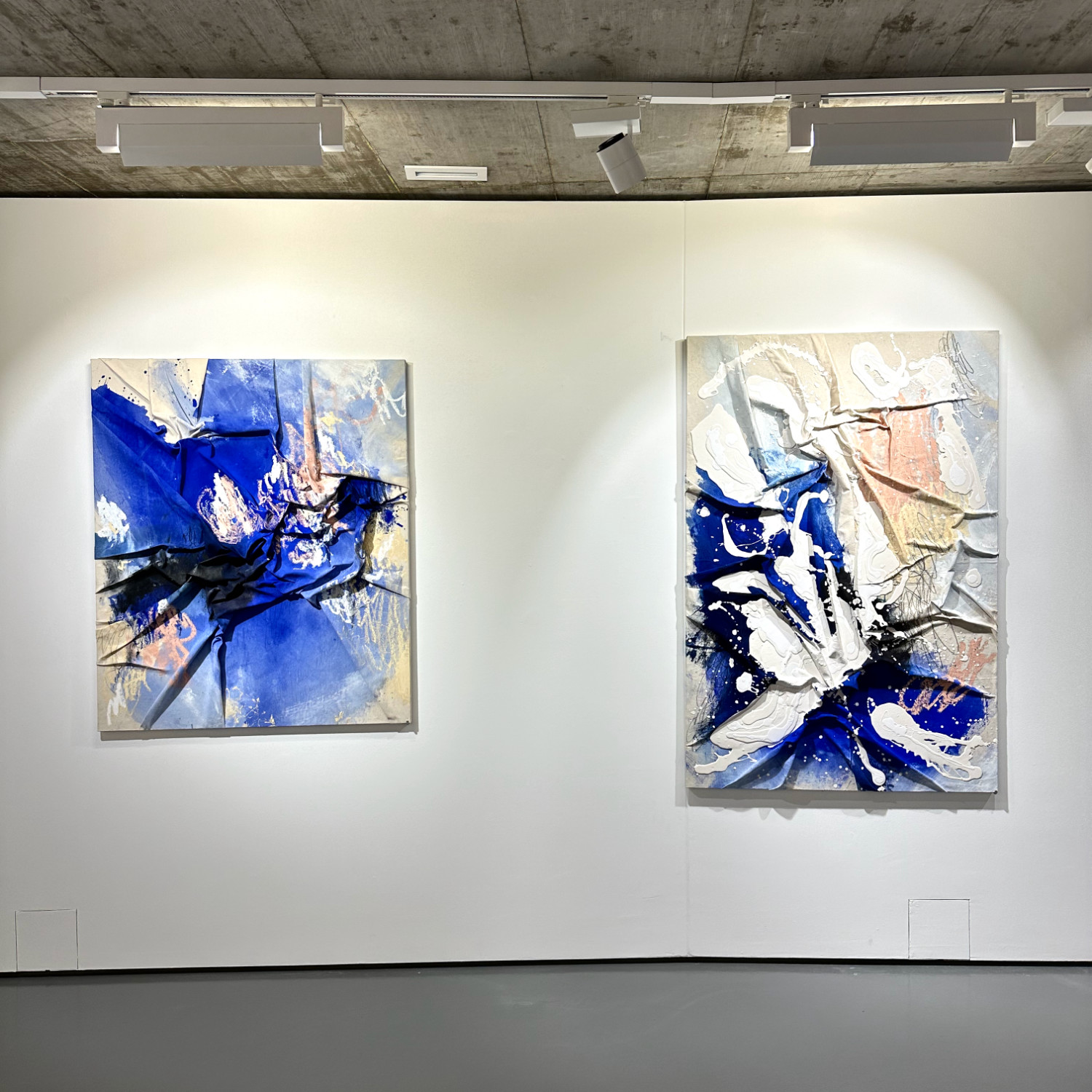 Zwei abstrakte Mixed-Media-Reliefs von Wendoly Monteiro da Costa in der Ausstellung WeBling (2024) in den BEGE Galerien
