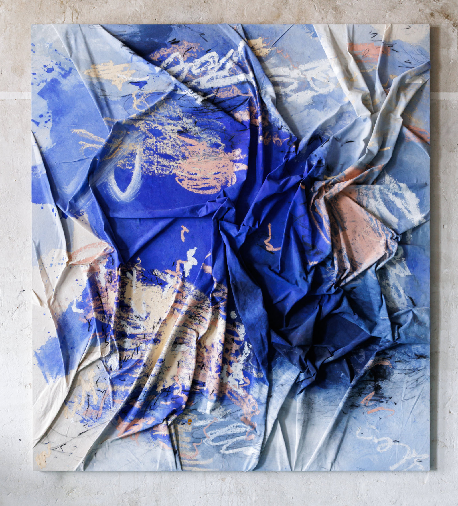 Reliefartige Mixed-Media-Arbeit "Shadows of Home and Beyond" von Wendoly Monteiro da Costa aus Stoff, Gips und Farbe auf Leinwand