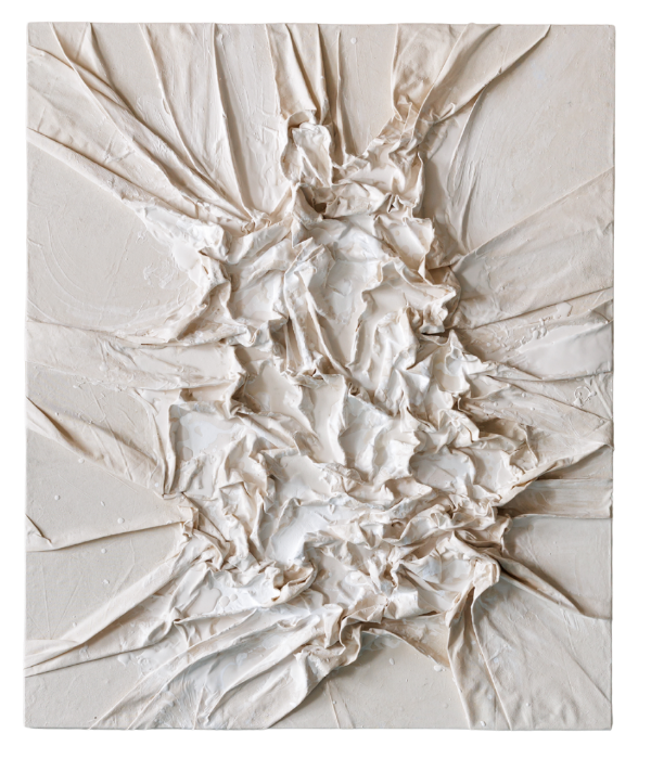 Reliefartige Mixed-Media-Arbeit „TrisdiCrois“ von Wendoly Monteiro da Costa aus Stoff, Gips und Farbe auf Leinwand.