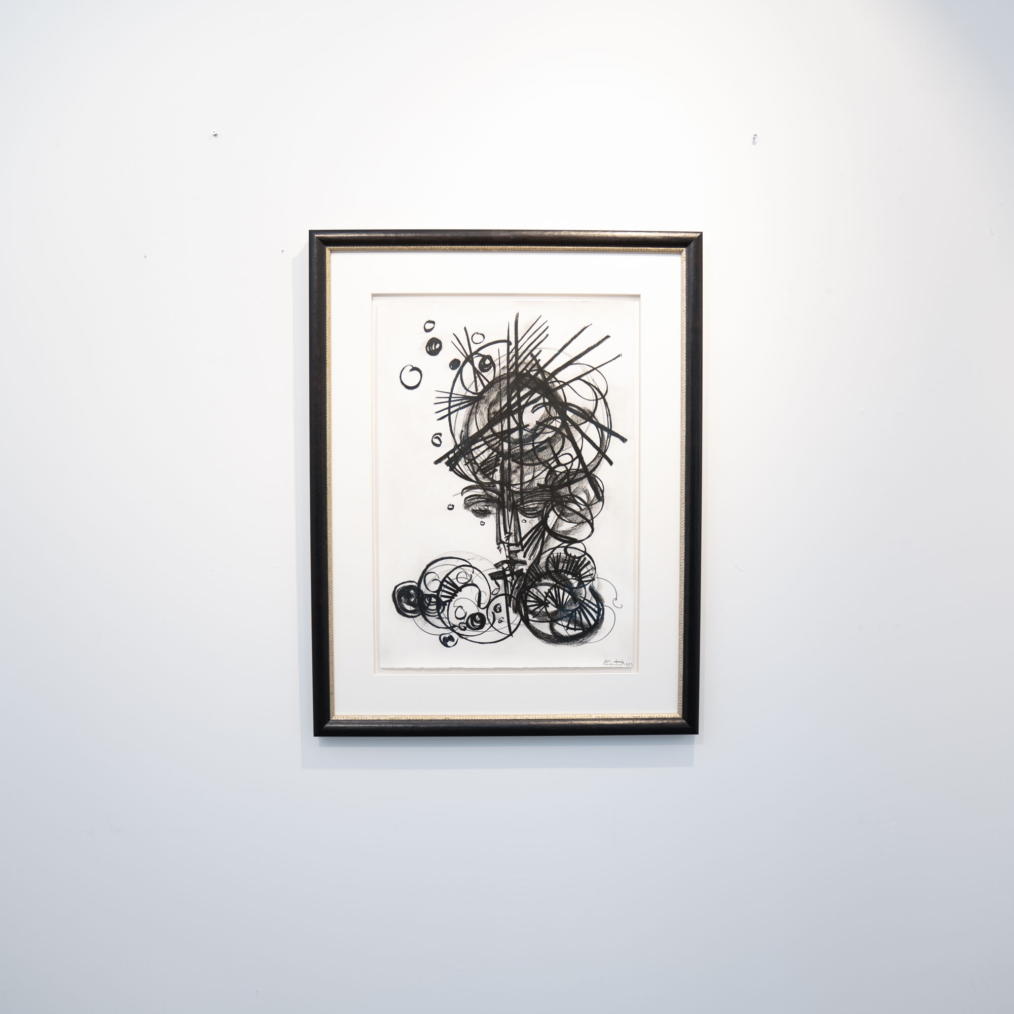 LEON LÖWENTRAUT - Mathéo (2023), Kohlezeichnung auf handgeschöpftem Büttenpapier – Bild 2