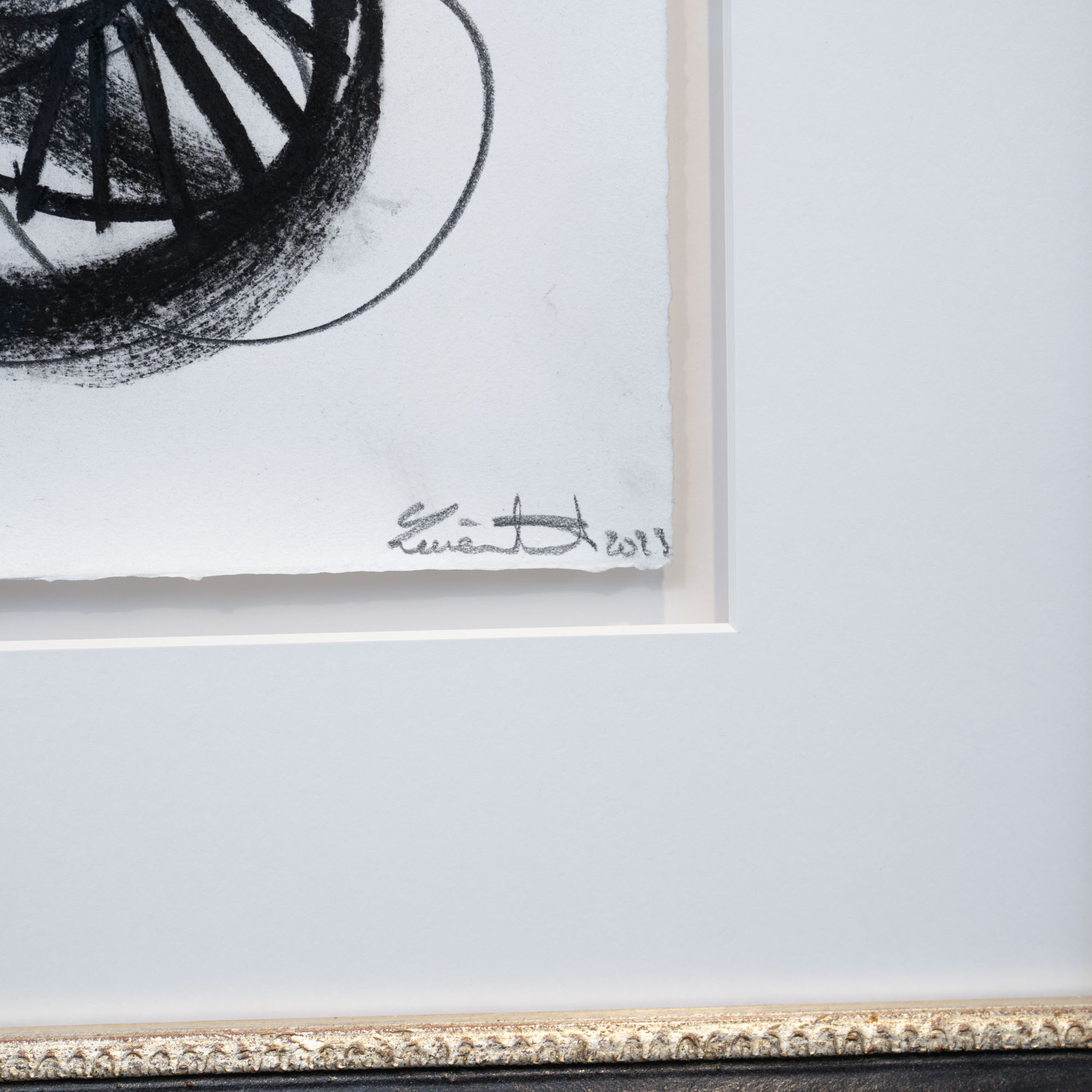 LEON LÖWENTRAUT - Mathéo (2023), Kohlezeichnung auf handgeschöpftem Büttenpapier – Bild 4