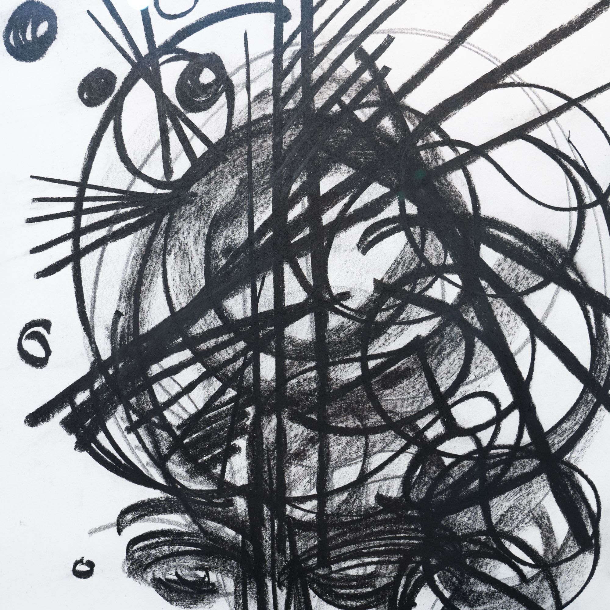 LEON LÖWENTRAUT - Mathéo (2023), Kohlezeichnung auf handgeschöpftem Büttenpapier – Bild 3