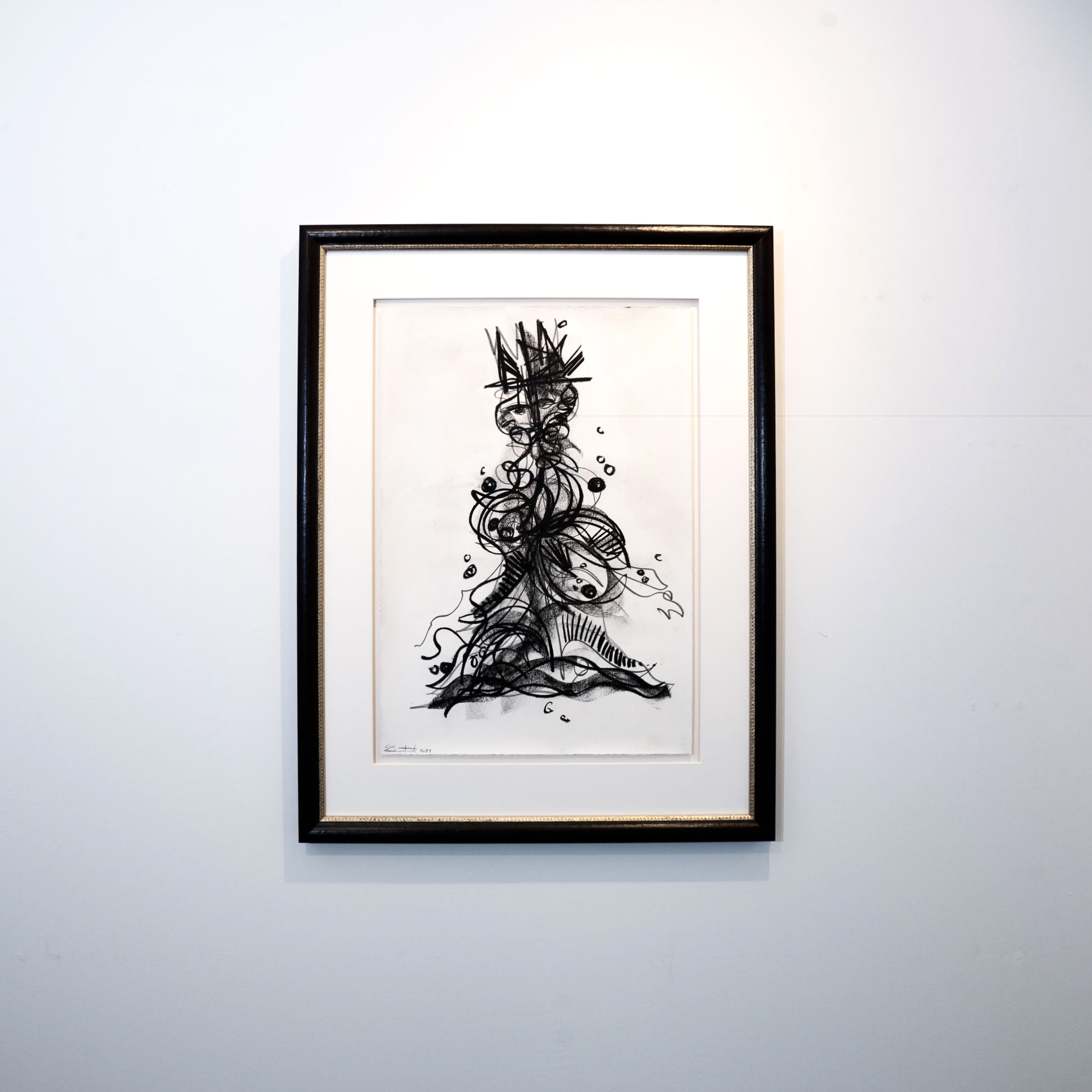 LEON LÖWENTRAUT - Der überforderte König (2023), Kohlezeichnung auf handgeschöpftem Büttenpapier – Bild 4