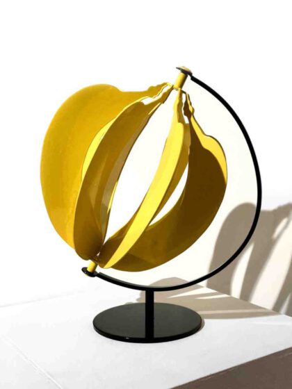 THOMAS BAUMGÄRTEL - Bananenglobus (2018), Spraylack auf Edelstahl