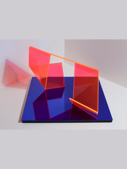 GÉRALDINE WILCKE – Die Architekturen des Schattens XI.VIII (2026), Acryl, thermisch gebogen