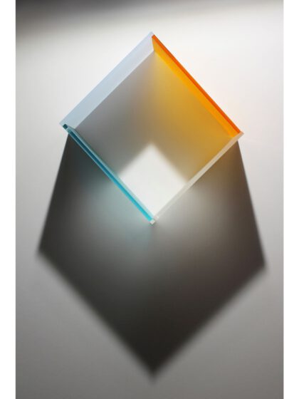Géraldine Wilcke, Die Architekturen des Schattens II.X, 2023, Fotografie, Mixed Media mit geometrischer Form und farbigen Schatten in Blau und Orange