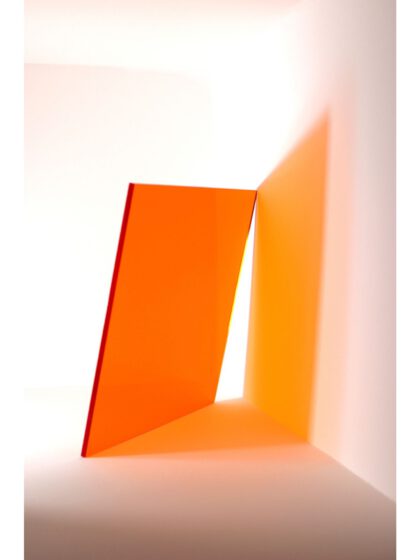 Géraldine Wilcke, Die Architekturen des Schattens V.XXXII, 2025, orangefarbene Acrylform mit Licht- und Schattenprojektion im Raum