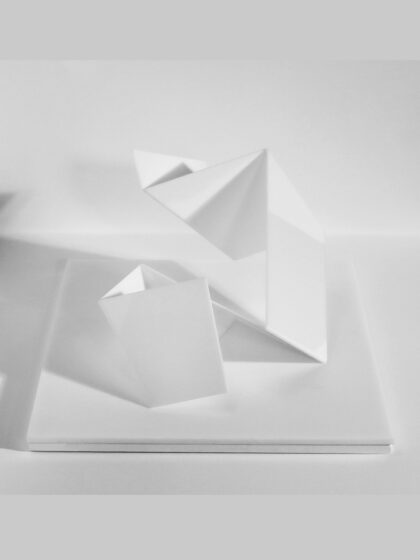 Géraldine Wilcke, Die Architekturen des Schattens XI.I, 2026, weiße Acrylskulptur auf Spiegelplatte mit geometrischen Faltungen und Lichtreflexionen