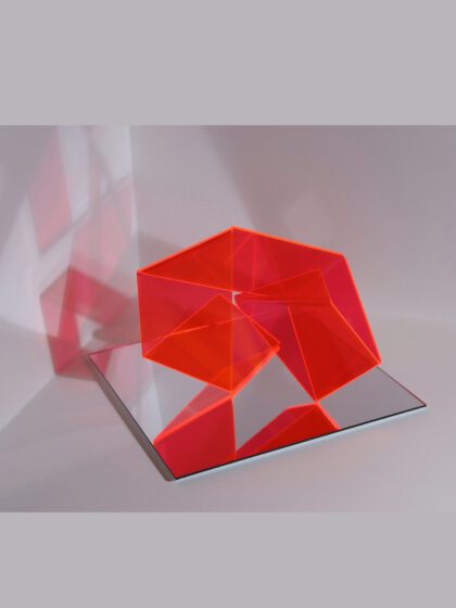 Géraldine Wilcke, Die Architekturen des Schattens XI.IV, 2026, rote Acrylskulptur auf Spiegelplatte mit transparenten Flächen und reflektierenden Schatten
