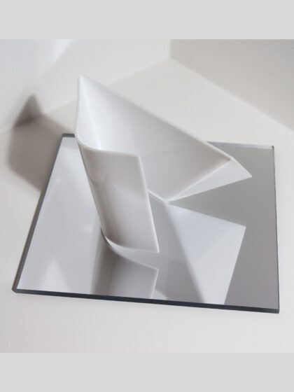Géraldine Wilcke, Die Architekturen des Schattens XI.XI, 2026, weiße Acrylskulptur auf Spiegelplatte mit reduzierter geometrischer Form und Lichtwirkung