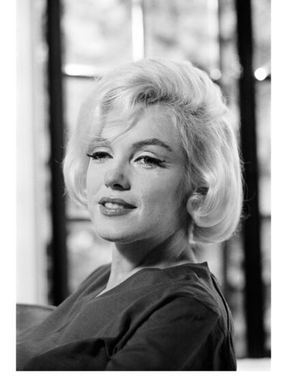 Schwarz-Weiß-Nahporträt von Marilyn Monroe mit leicht gedrehtem Oberkörper und seitlich gerichtetem Blick