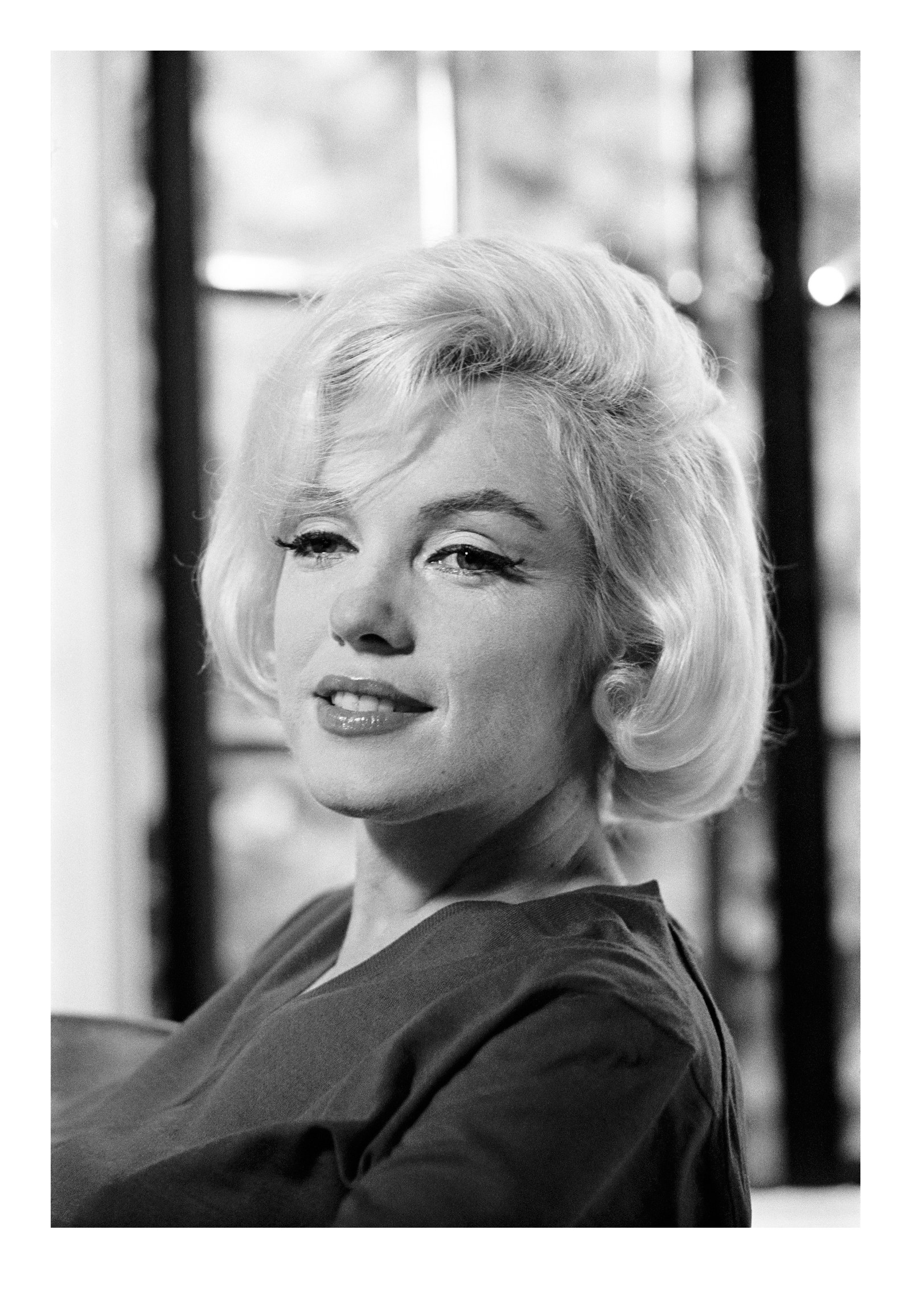 Schwarz-Weiß-Nahporträt von Marilyn Monroe mit leicht gedrehtem Oberkörper und seitlich gerichtetem Blick