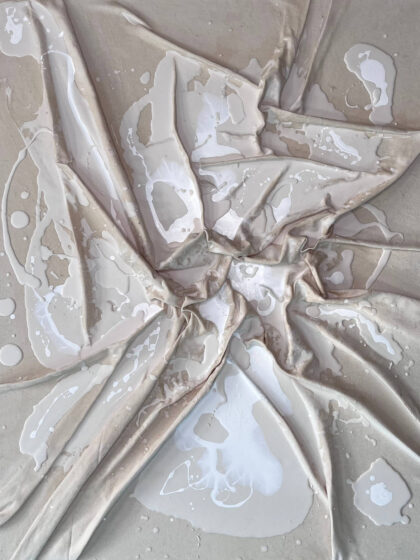 WENDOLY MONTEIRO DA COSTA - Hug under the blanket II (2025), Mixed Media auf Leinwand